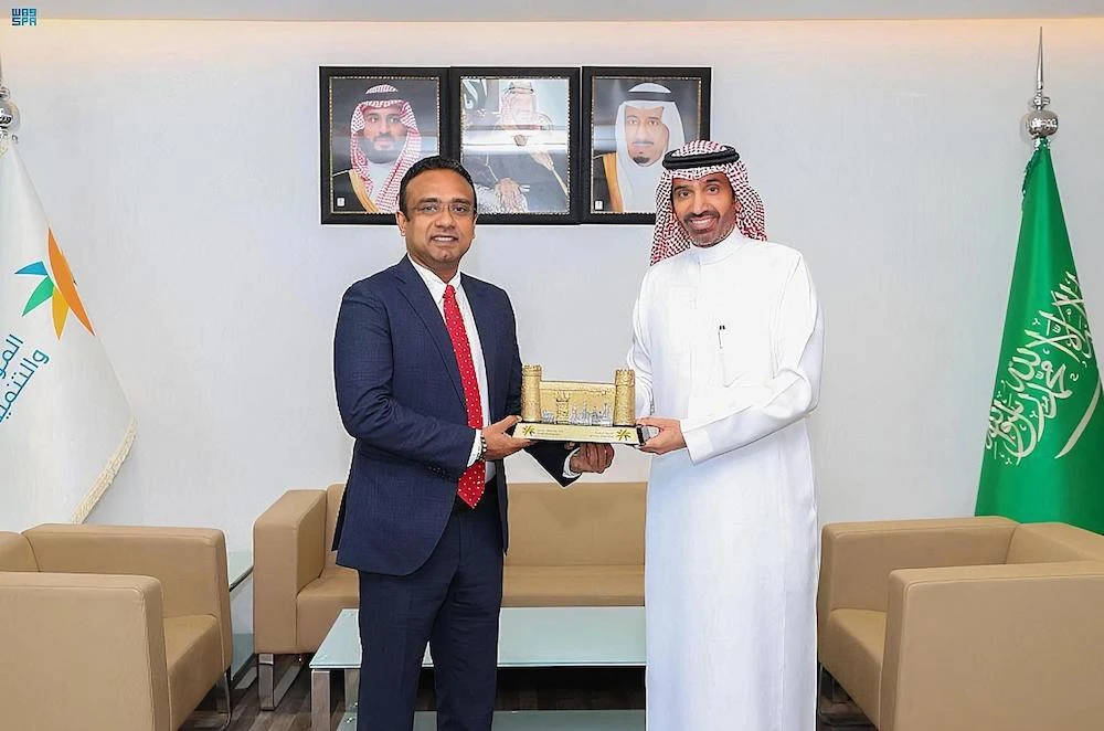 Sri Lanka’s Labor and Foreign Employment Minister Manusha Nanayakkara meets Human Resources and Social Development Minister Ahmed bin Sulaiman Al-Rajhi in Riyadh on Nov. 8, 2022. (SPA)