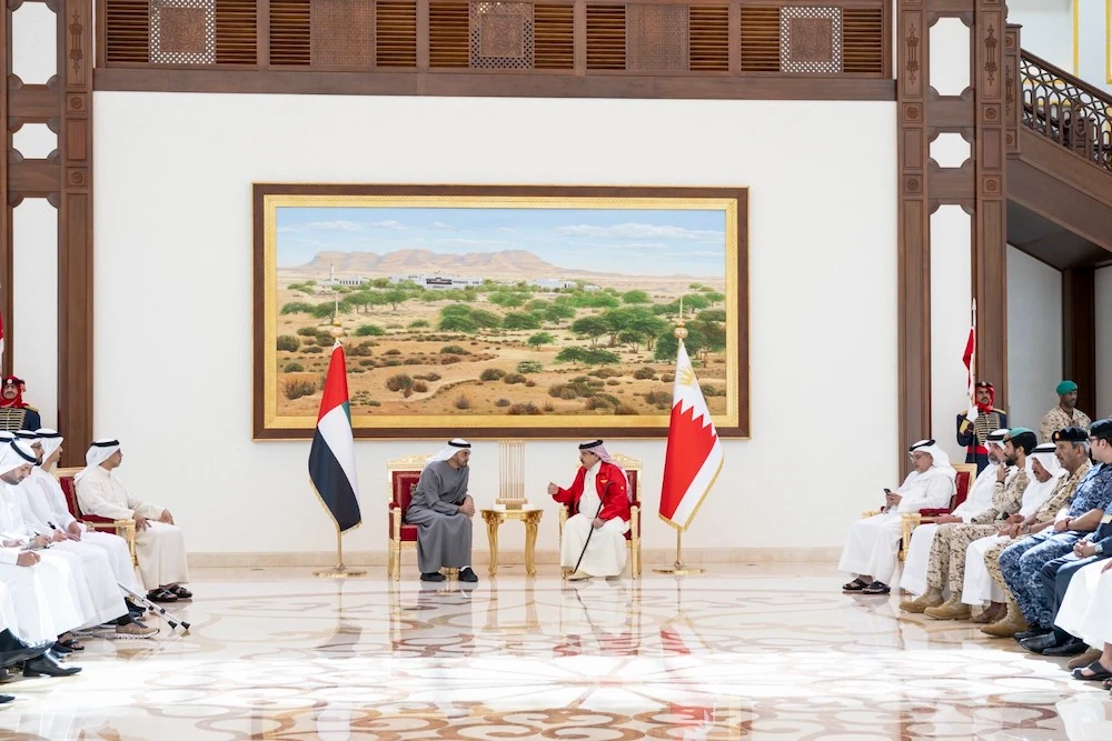 King Hamad bin Isa Al-Khalifa and Sheikh Mohamed bin Zayed Al-Nahyan during their meeting. (WAM)
