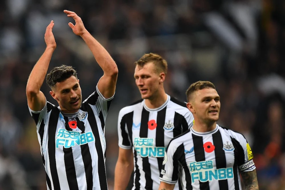 Swiss defender Fabian Schar (L) celebrates after the final whistle of the Premier League football match between Newcastle United and Chelsea. (AFP)