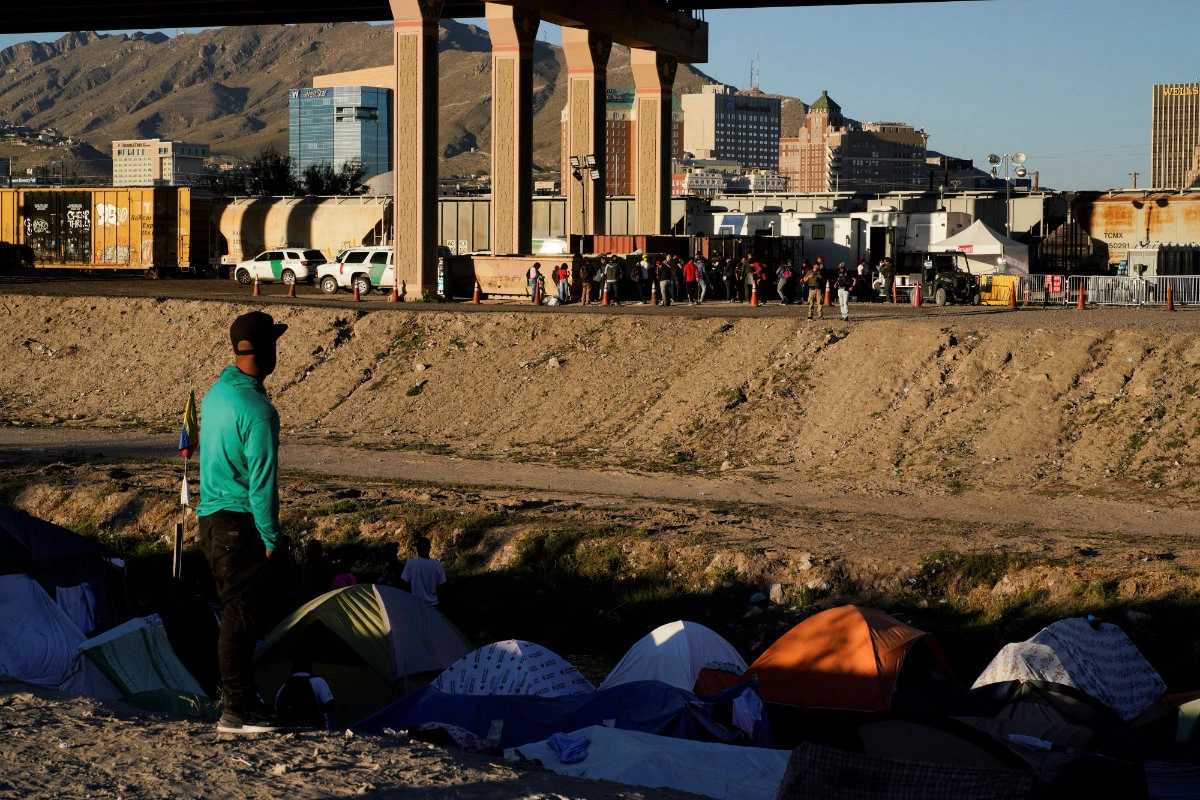 US border agency chief resigns amid wave of migrants