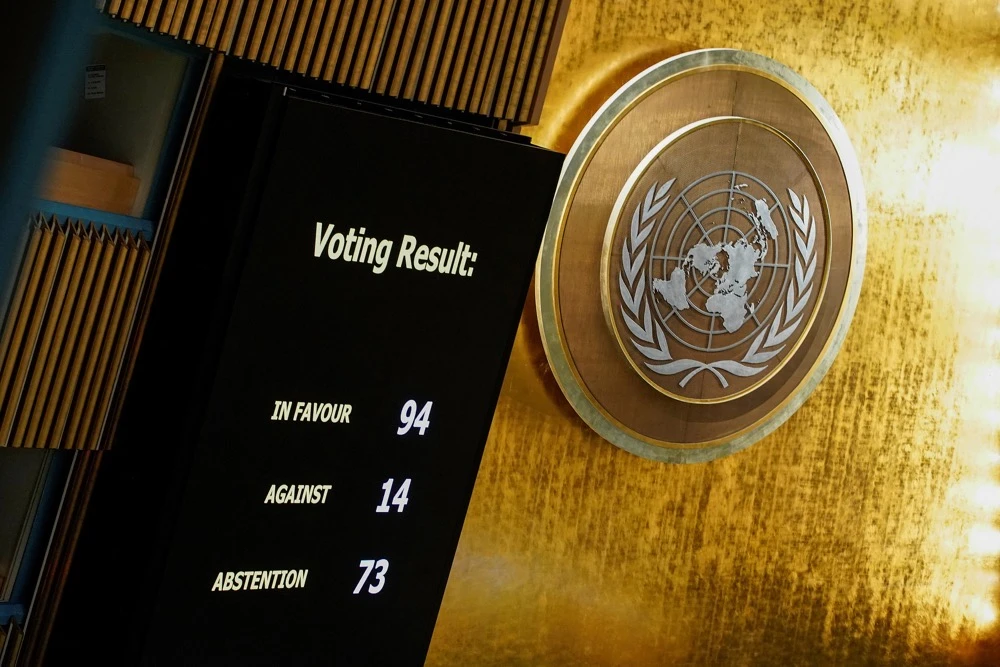 The results of the vote on a resolution recognizing Russia must be responsible for reparation in Ukraine are seen on screen at the UN. (Reuters)