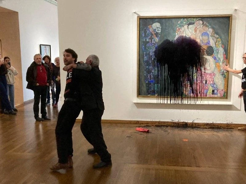 Protesters pour black liquid on Klimt masterpiece in Vienna