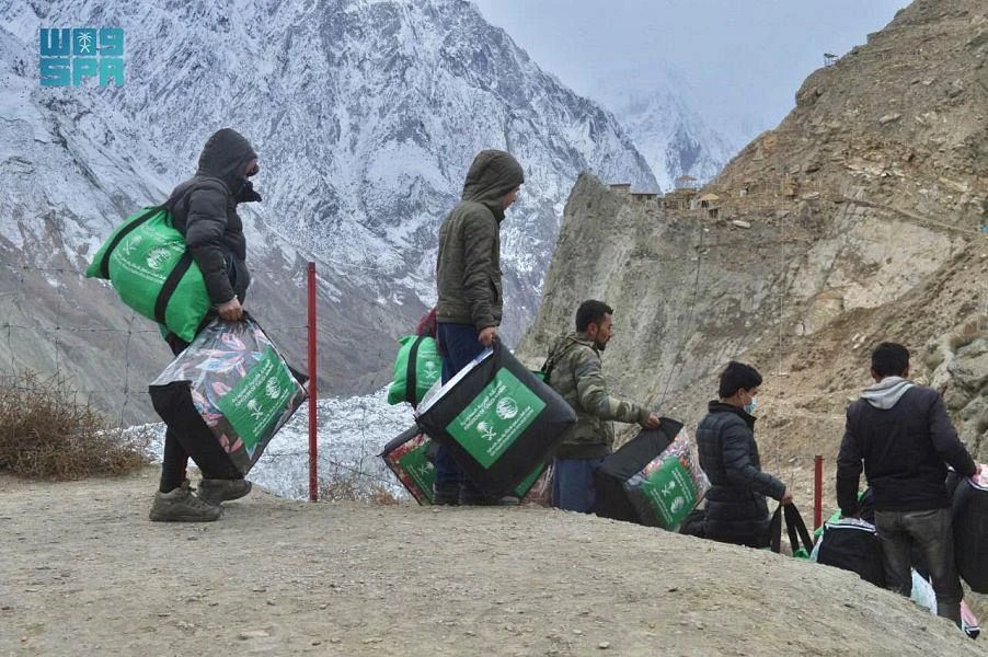 The bags, which include clothing to keep individuals warm during the winter season, benefited 2,590 people. (SPA)