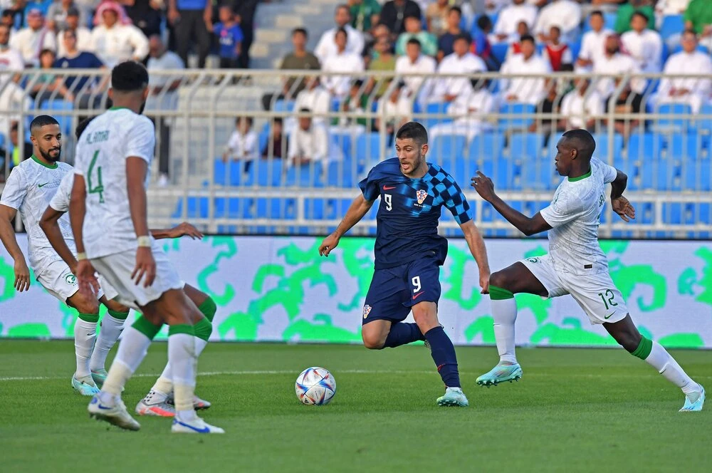 Croatia’s forward Andrej Kramaric dribbles past Saudi Arabia’s players during their friendly football match in Riyadh, on Wednesday. (AFP)
