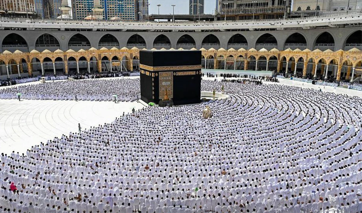 Saudi Arabia’s minister of Hajj and Umrah said that the platform, Nusuk, offers more than 100 services that help enrich the experience of pilgrims visiting Saudi Arabia, as part of the goals of Vision 2030. (SPA/File)