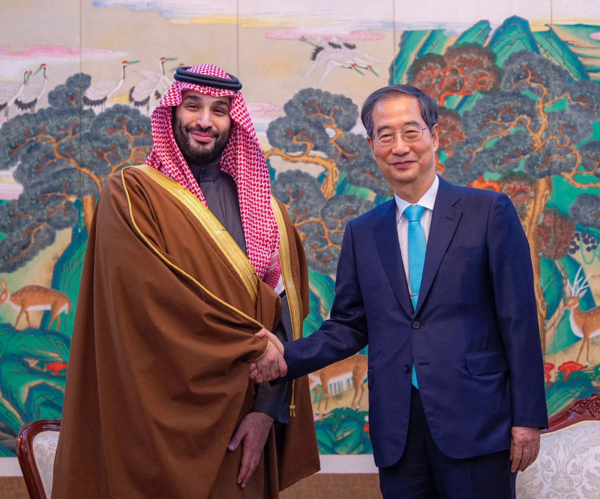 South Korea's Prime Minister Han Duck-soo welcomes Saudi Crown Prince Mohammed bin Salman in Seoul on Nov. 17, 2022. (SPA)