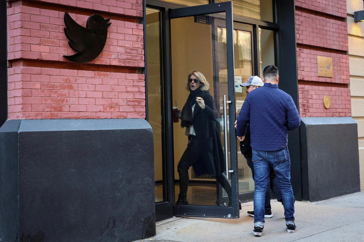 Twitter employees are seen entering the offices in New York City on November 9, 2022. (REUTERS/File Photo)