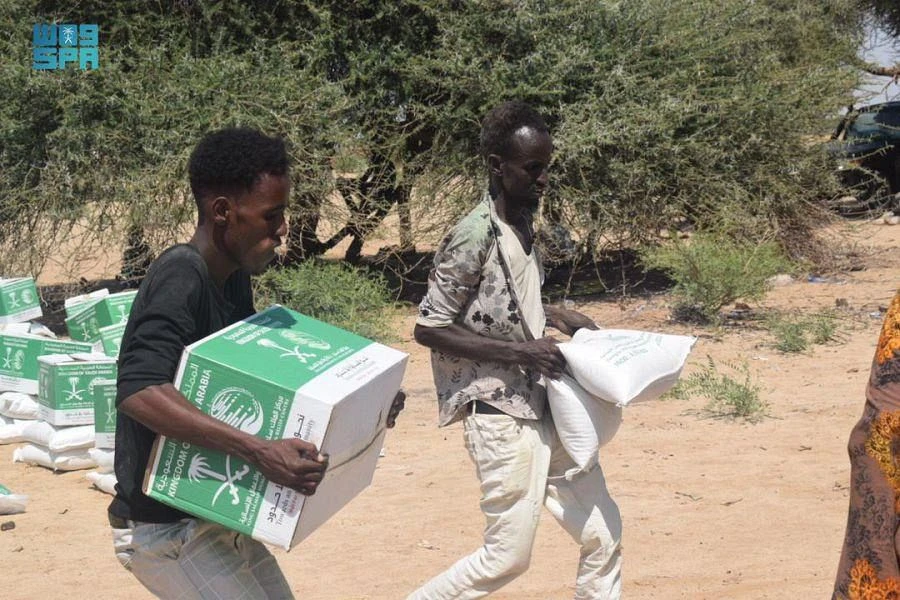 KSRelief gave out 700 food baskets for 4,200 individuals in Somalia’s state of Galmudug, who have been displaced by drought. (SPA)
