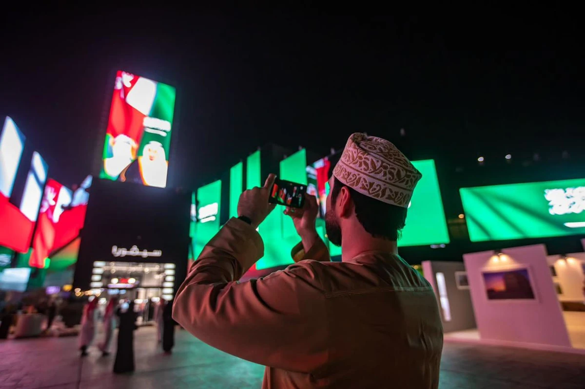 Boulevard Riyadh City witnessed a spread of the colors of the Omani flag as people joined in a march to celebrate the country’s heritage and prosperity. (Supplied)