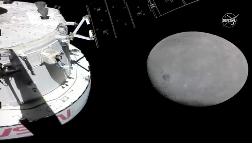 NASA capsule buzzes moon, last big step before lunar orbit