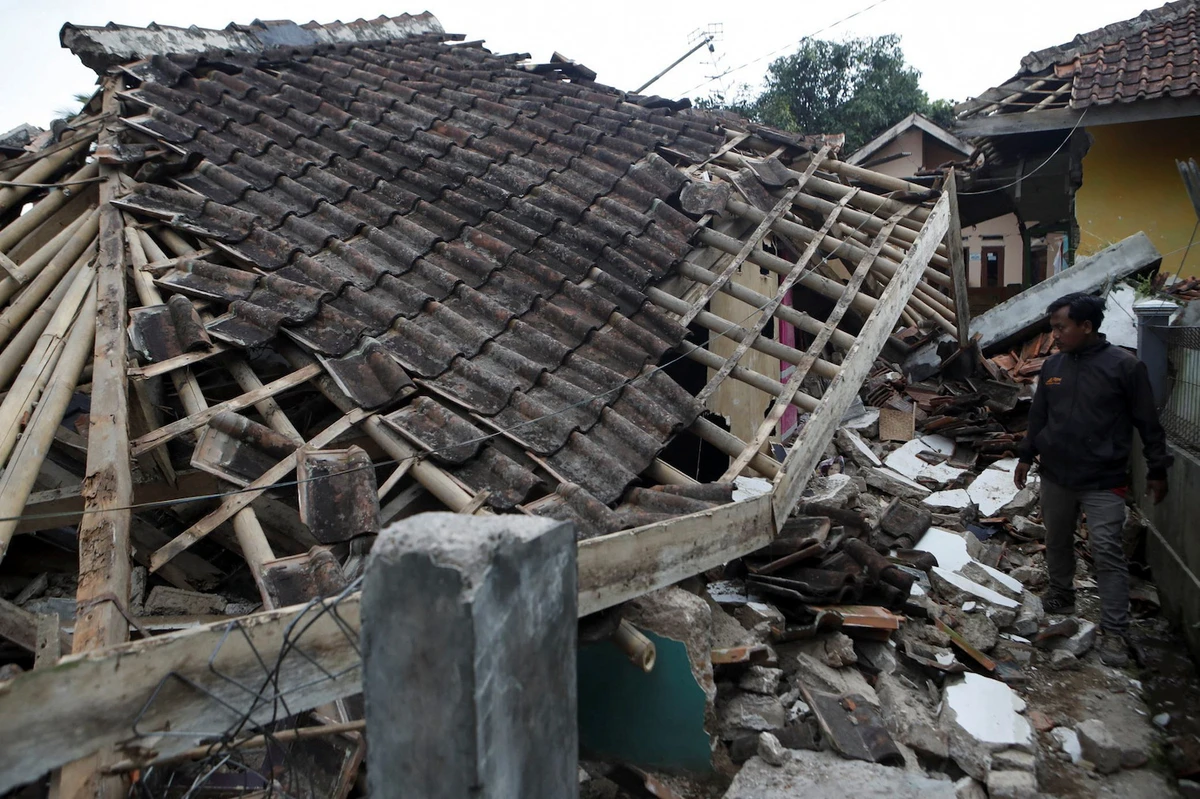 Indonesian earthquake death toll rises to 268 as search for survivors continues