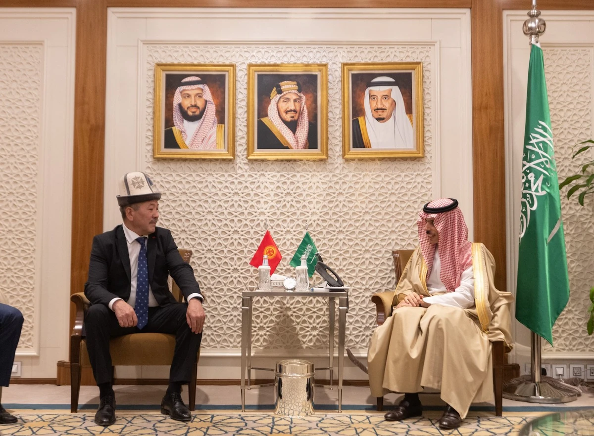 Saudi Arabia’s Foreign Minister Prince Faisal bin Farhan receives the first deputy chairman of Kyrgyzstan’s cabinet of ministers in Riyadh on Thursday. (SPA)