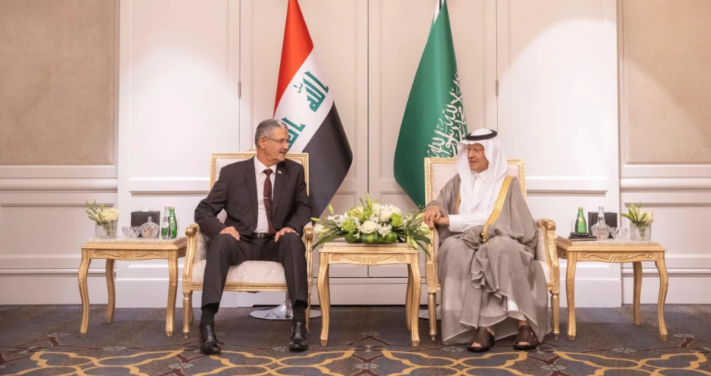 Saudi Energy minister, Prince Abdulaziz bin Salman, with his Iraqi counterpart, Hayan Abdel-Ghani. (SPA)