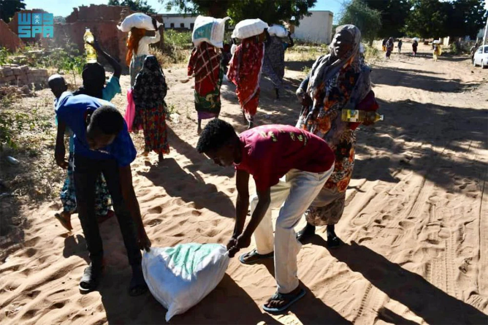 Saudi Arabia distributes food packets to families affected by drought in Ethiopia. (SPA)