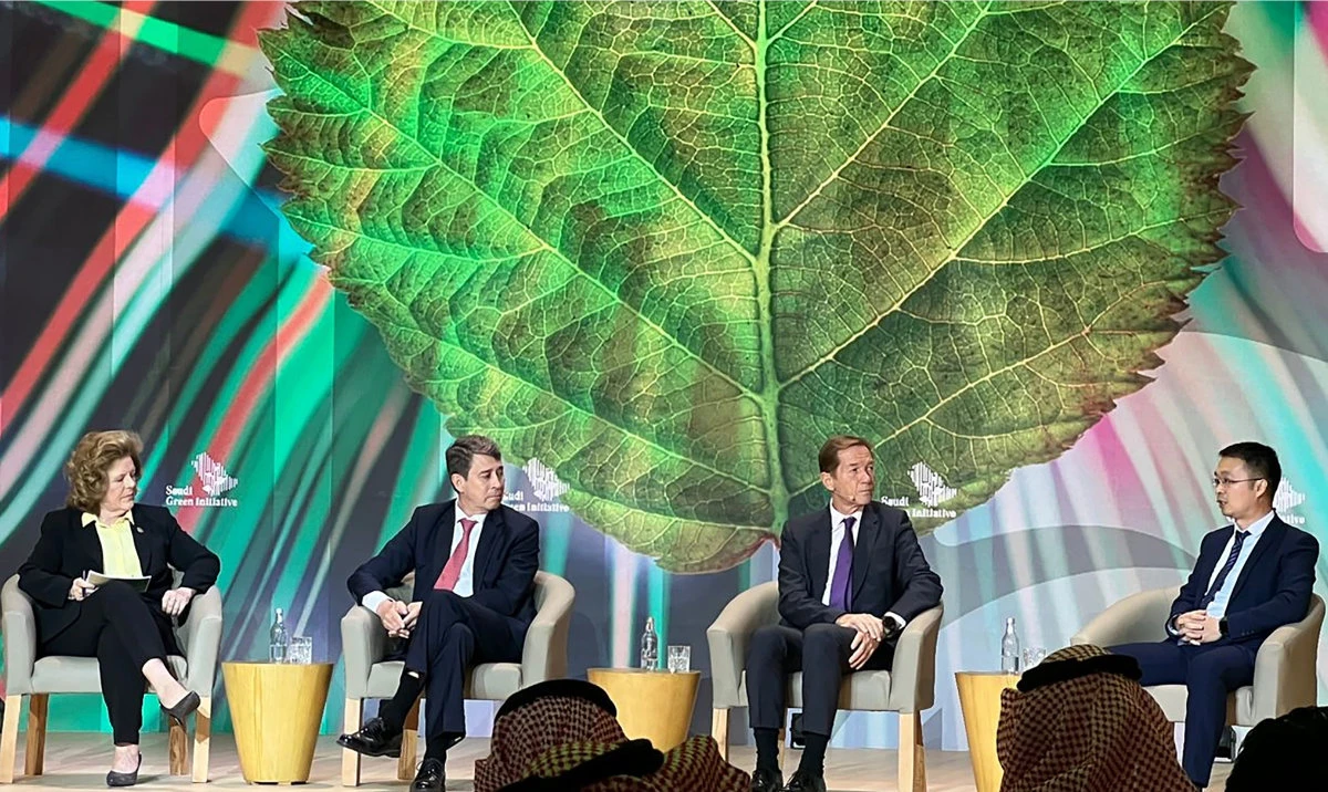 Tony Cripps, managing director and CEO of SABB, second from left, spoke about the Kingdom’s movement toward sustainability and SABB’s commitment to these principles.