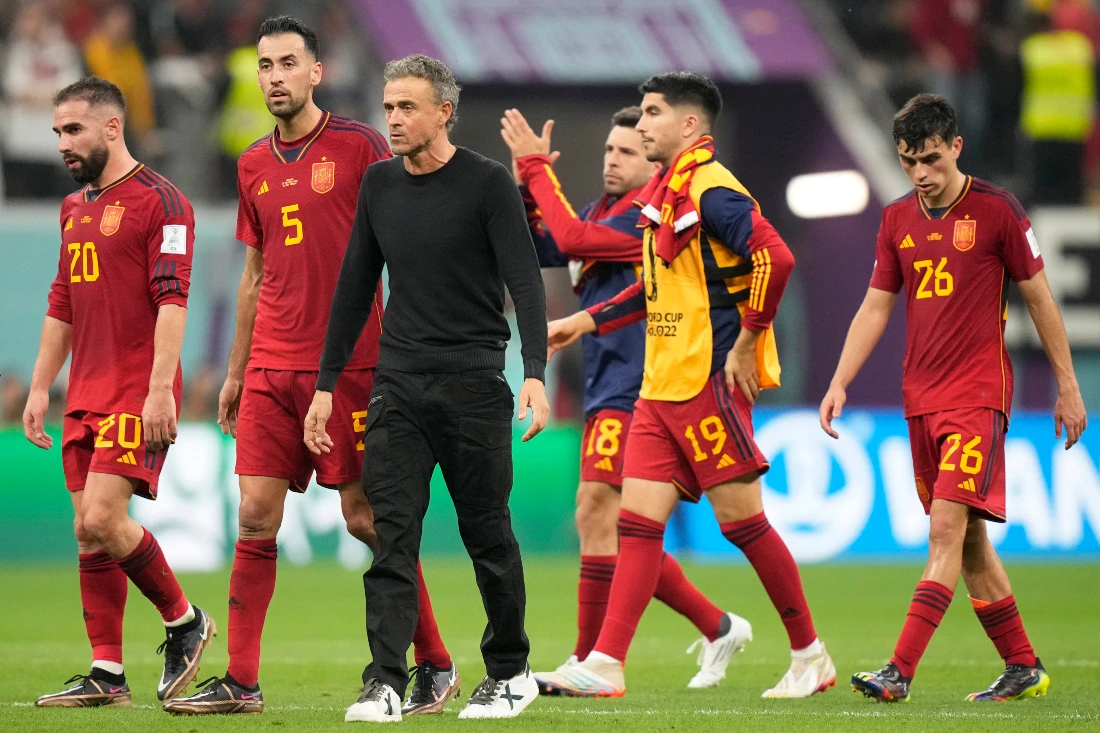 Spain's head coach Luis Enrique walks off the pitch with the players at the end of their World Cup Group E match against Germany, which ended in a 1-1 draw. (AP)