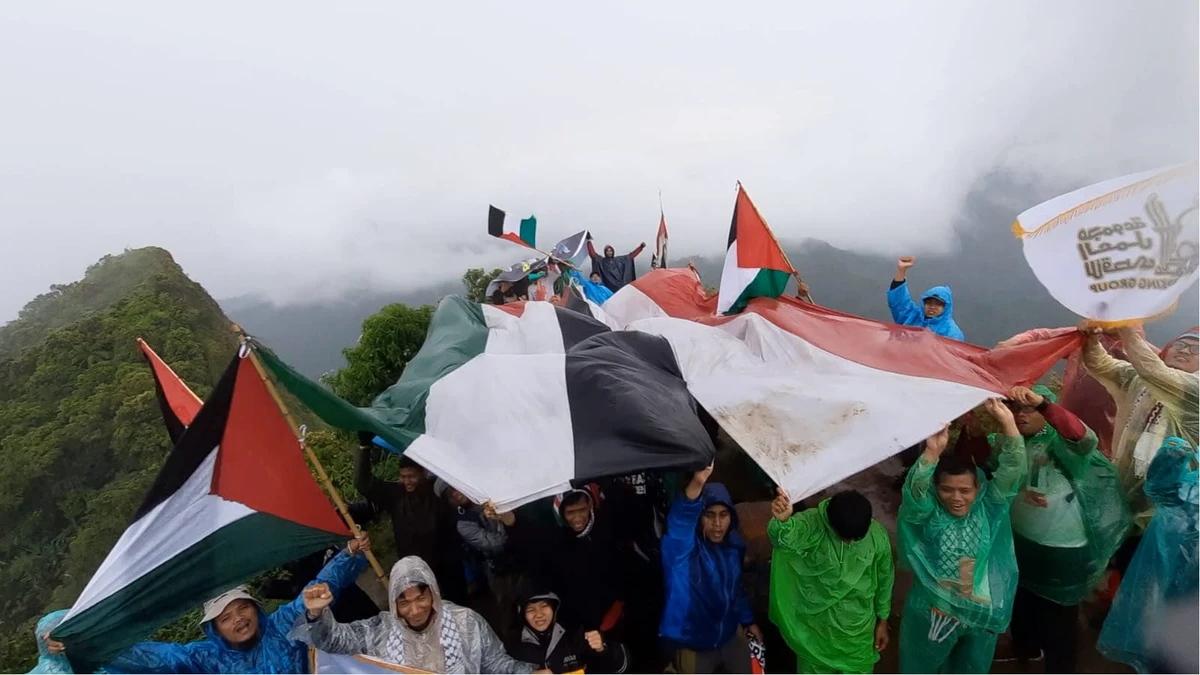 Indonesian activists wave Indonesian and Palestinian flags at the top of Muria Mountain in Kudus, Central Java as part of events held on the Month of Solidarity for Palestine. (Supplied)