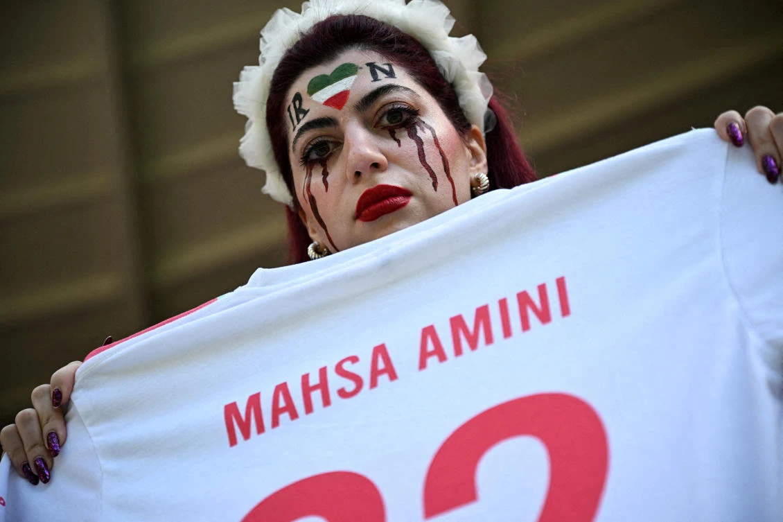 An Iranian fan holds a jersey in memory of Mahsa Amini before the match against Wales in Ahmad Bin Ali Stadium, Al Rayyan, Qatar, Nov. 25, 2022. (Reuters)