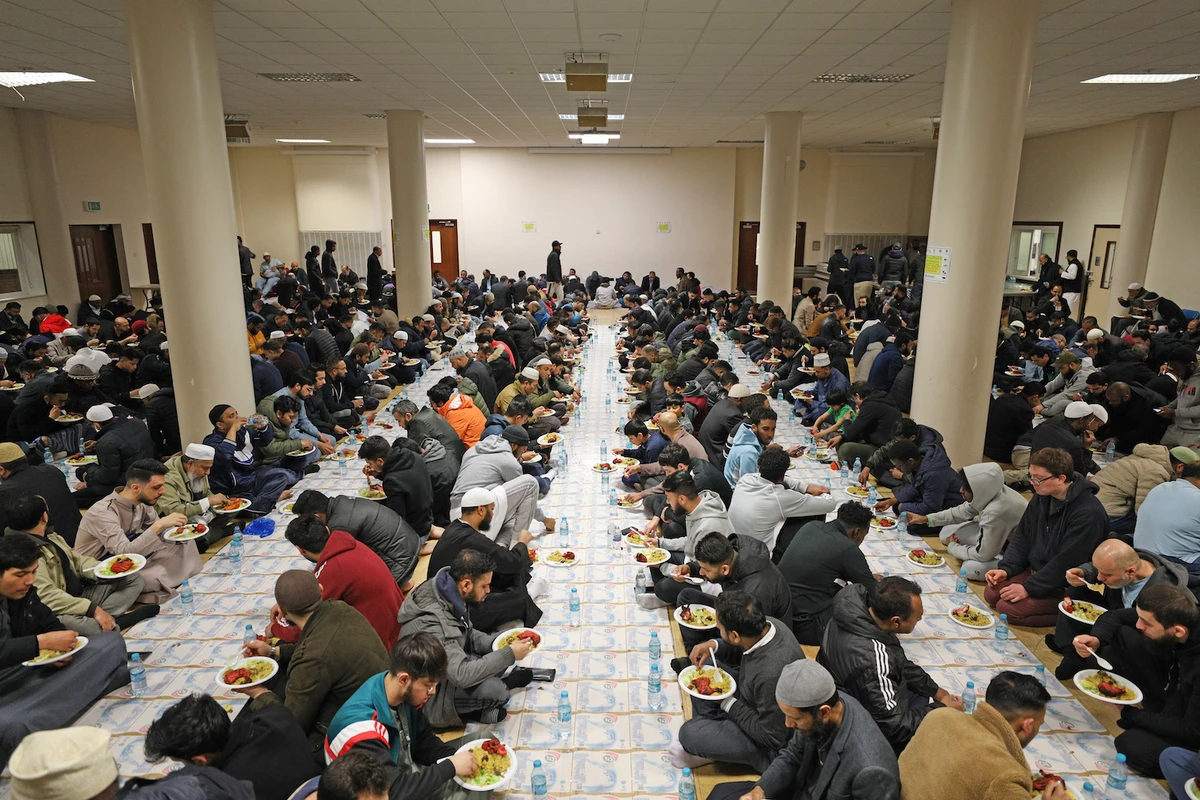 British Muslims break their fast together during Ramadan at the East London Mosque. (East London Mosque)