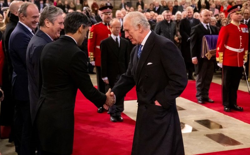 King Charles shakes hands with Rishi Sunak as he visits the Houses of Parliament, London, UK, Dec. 14, 2022. (Reuters)