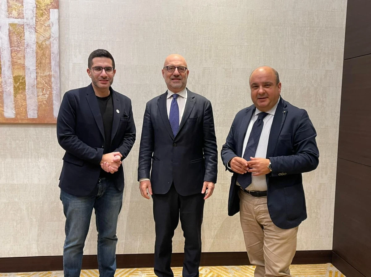 Ambassador of Italy to the UAE Lorenzo Fanara (C) with Arab News Editor-in-Chief Faisal Abbas (L) and Italy correspondent Francesco Bongarra (R). (AN Photo)