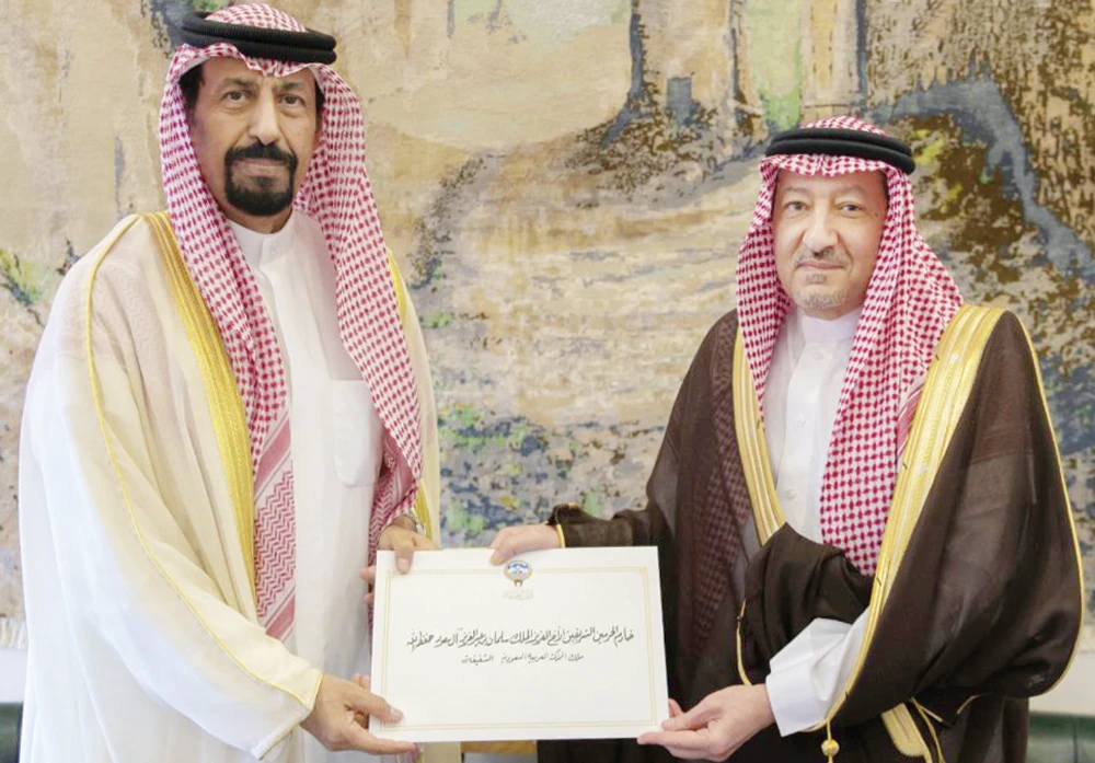Deputy Foreign Minister Waleed bin Abdulkarim Al-Khuraiji receives the letter on the king's behalf from Sheikh Ali Al-Khaled Al-Jaber Al-Sabah. (Supplied)