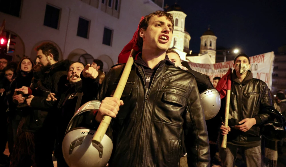 Protesters shout slogans as they demonstrate following the shooting of a 16-year old Roma by police, in Thessaloniki, Greece, December 5, 2022. 9REUTERS)
