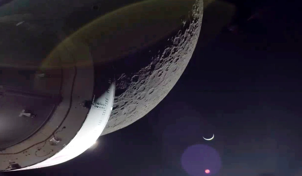 NASA’s Orion spaceship slingshots around Moon, heads for home