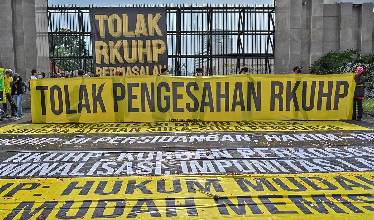 This picture taken on December 5, 2022 shows activists holding a protest against the new criminal code outside the parliament building in Jakarta. (AFP)