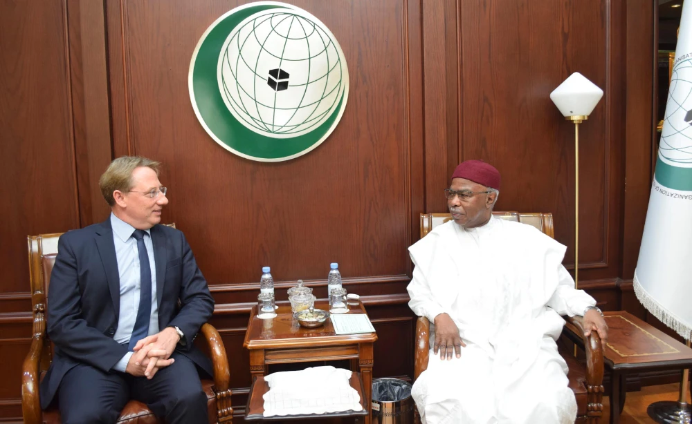 Hussein Ibrahim Taha hold talks with Ludovic Pouille in Riyadh. (SPA)