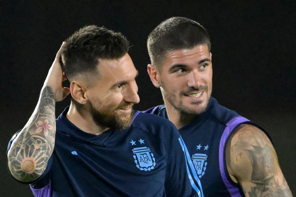 Argentina’s Lionel Messi and Rodrigo De Paul take part in a training session at Qatar University in Doha on Thursday on the eve of their quarter-final match against The Netherlands. (AFP)