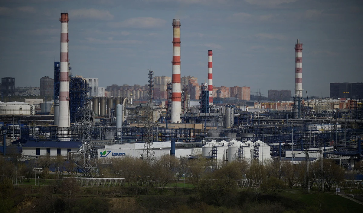 A view shows the Russian oil producer Gazprom Neft's Moscow oil refinery on the south-eastern outskirts of Moscow on April 28, 2022. (AFP/File)