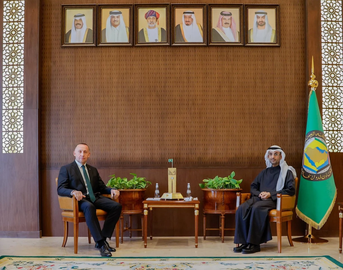 Secretary-General of the GCC Nayef Falah Al-Hajraf meets with Ukrainian Ambassador to Saudi Arabia Anatolii Petrenko in Riyadh. (@AmbUkraineKSA)
