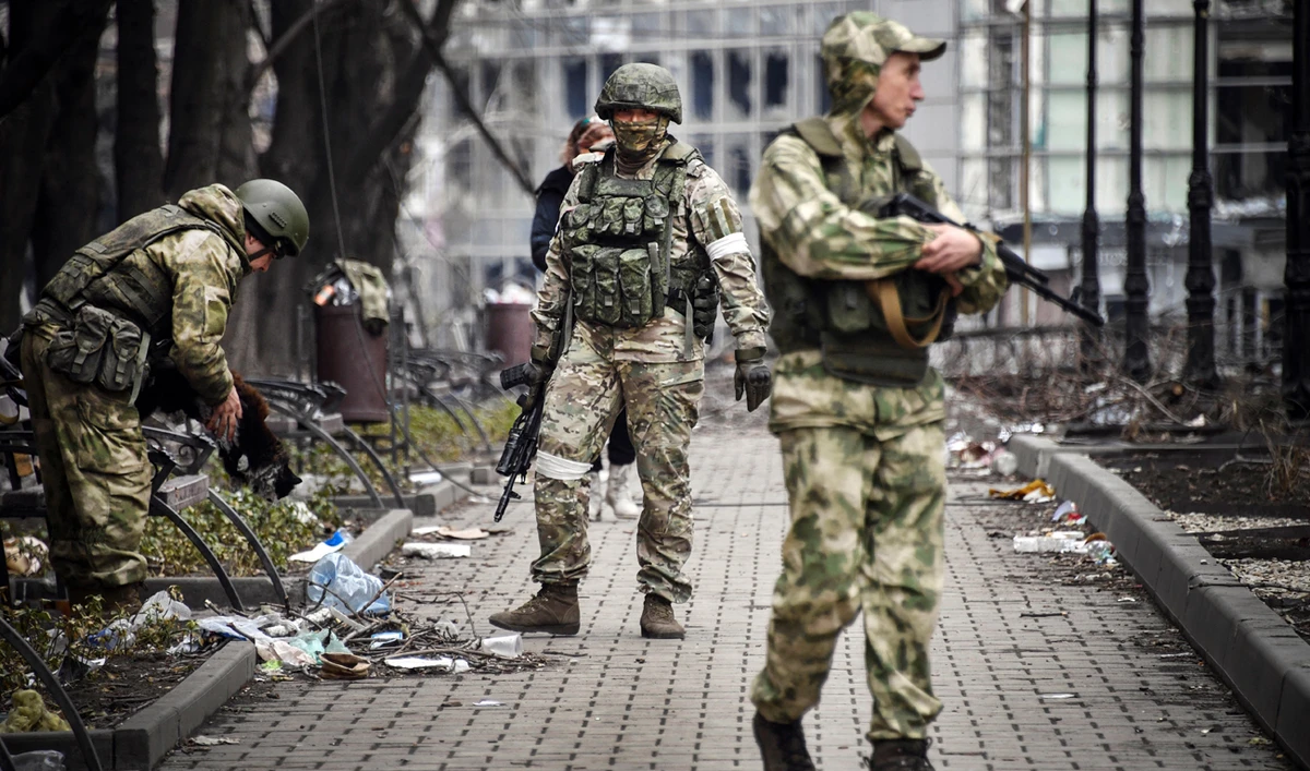 Russian soldiers walk along a street in Mariupol on April 12, 2022. (Photo courtesy: AFP/File)