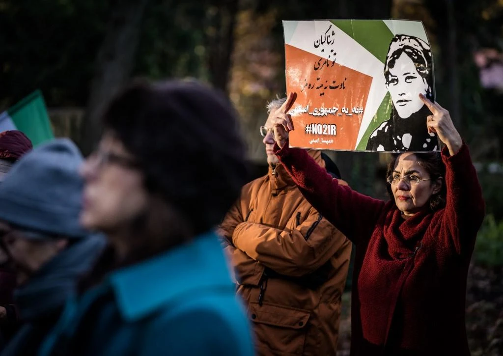 Protest-hit Iran arrests lawyer of detained journalists