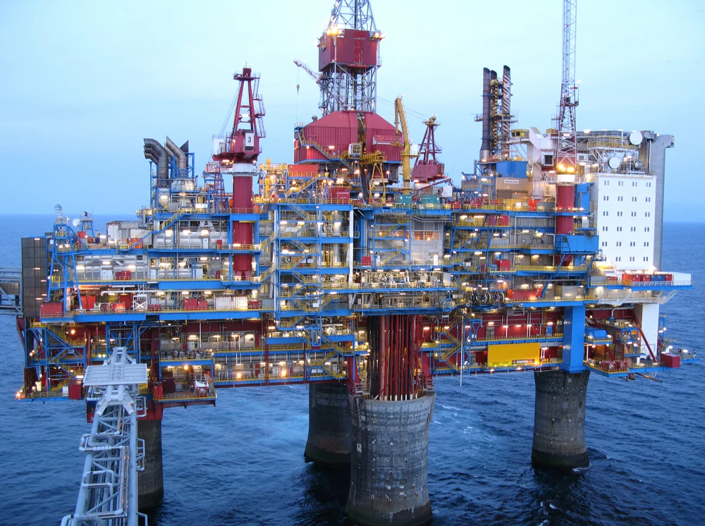 Oil Updates — Crude falls; US drillers cut most oil rigs since September