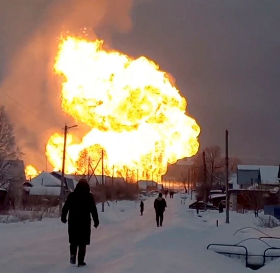 Three dead as blast shuts part of Russia-Ukraine gas export pipeline