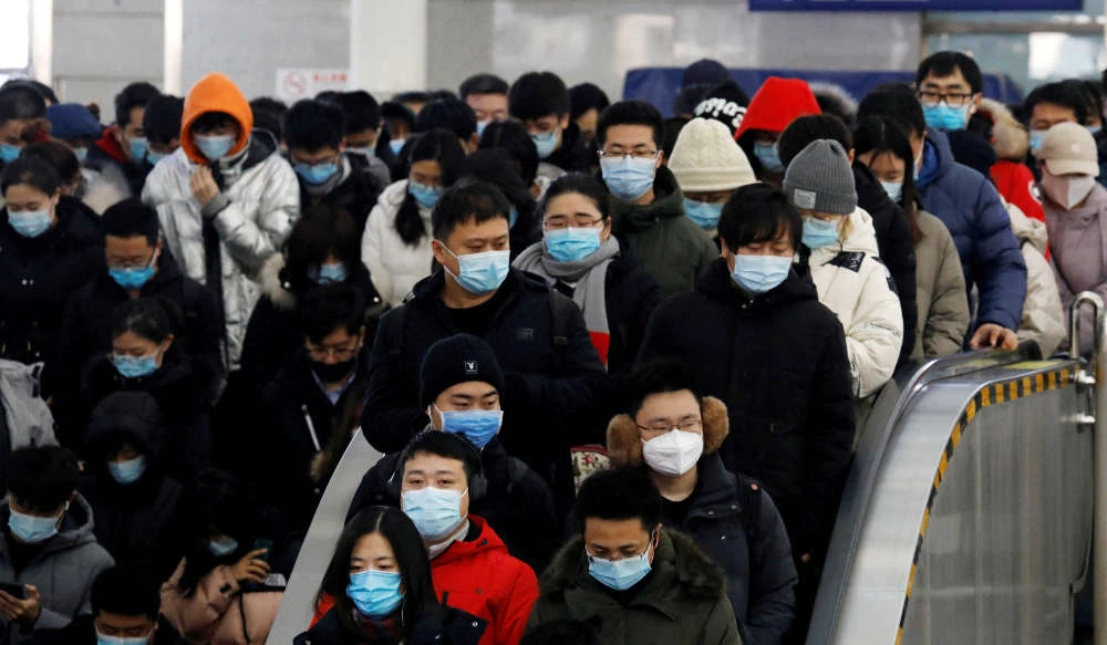 People wearing face masks commute in a subway station during morning rush hour, following the coronavirus disease ( COVID-19) outbreak, in Beijing, China January 20, 2021. (REUTERS)