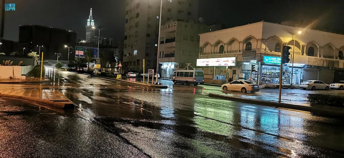 Makkah Municipality is getting ready to implement its emergency plan, which will prepare it for the expected rain in the city by forming several field teams consisting of a workforce and equipment. (SPA)