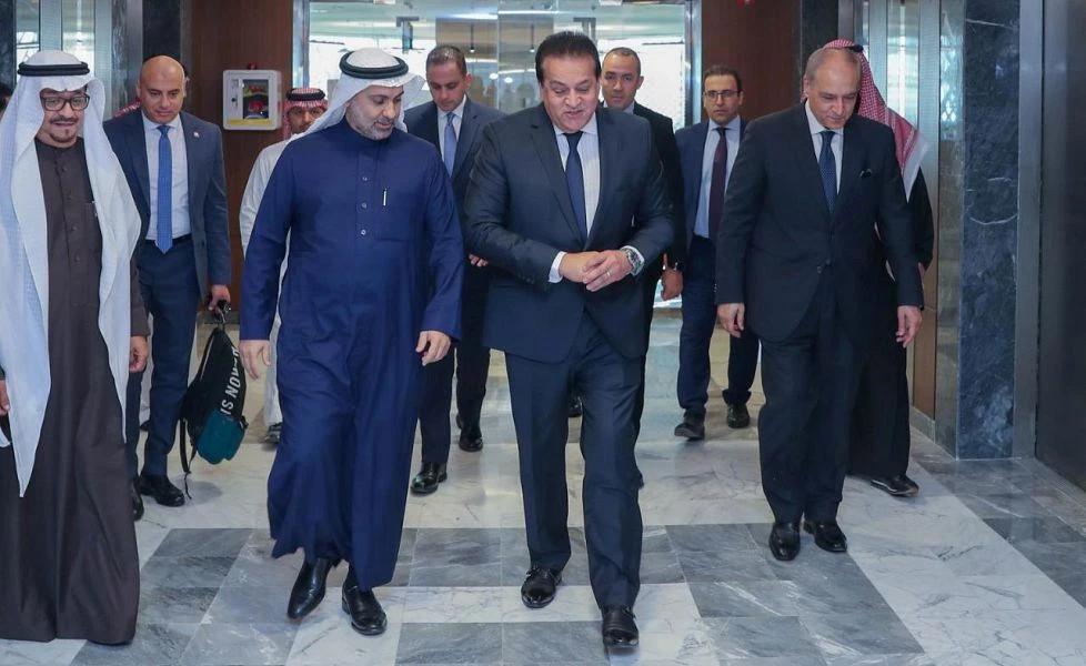 Saudi Minister of Health Fahad Al-Jalajel and his Egyptian counterpart Khaled Abdel-Ghaffar. (SPA)