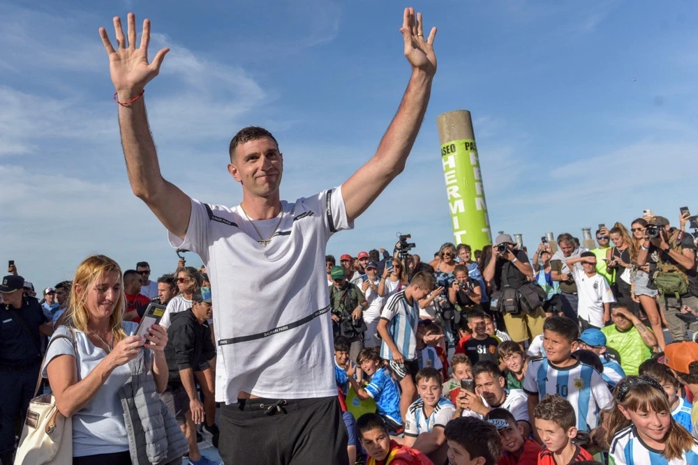 Argentine goalie Martinez gets a  hero’s welcome in his hometown