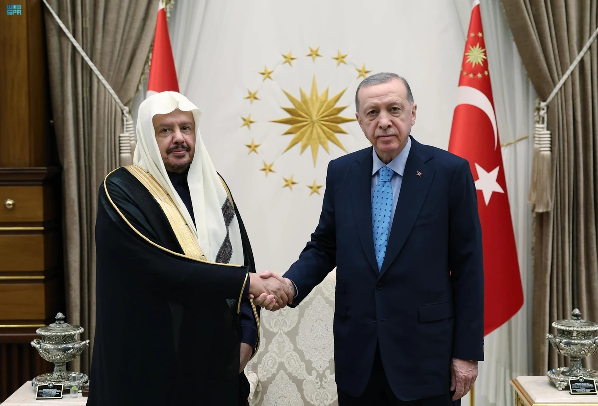 Speaker of Saudi Arabia’s Shoura Council Sheikh Abdullah bin Mohammed bin Ibrahim Al Al-Sheikh is received by Turkish President Recep Tayyip Erdogan on Monday. (SPA)