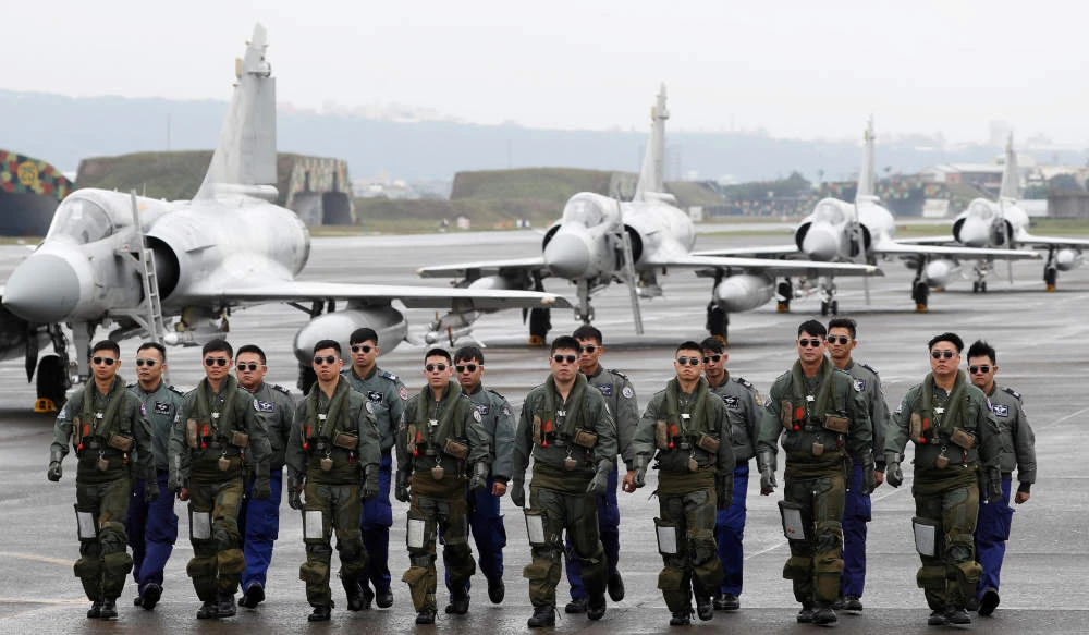 Taiwan Air Force Mirage-2000 fighter jet pilots walk on a runway during military drills to test readiness ahead of Lunar New Year, in Hsinchu, Taiwan January 16, 2019. (REUTERS)