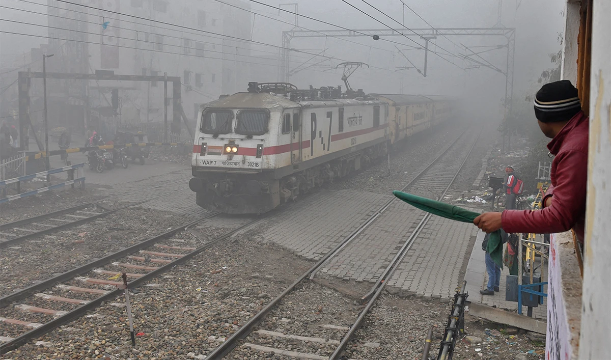 New Delhi fog disrupts air and rail travel