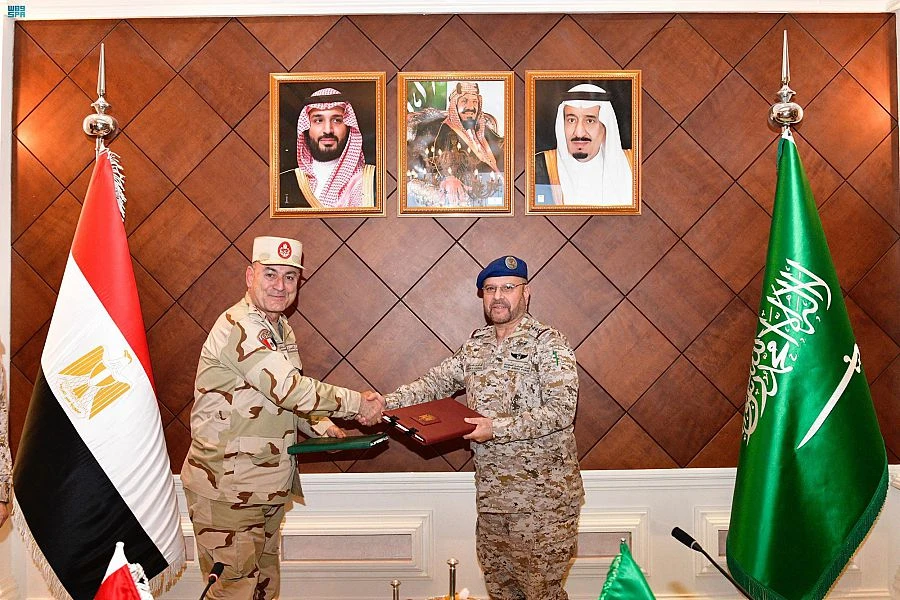 Saudi Arabia’s Chief of the General Staff Lt. Gen. Fayyadh Al-Ruwaili meets his Egyptian counterpart Lt. Gen. Osama Askar. (SPA)