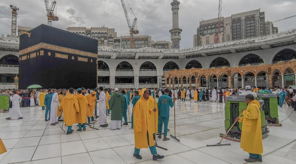 Workers at the Grand Mosque in Makkah clear the Mataf area of rainwater. (@ReasahAlharmain)
