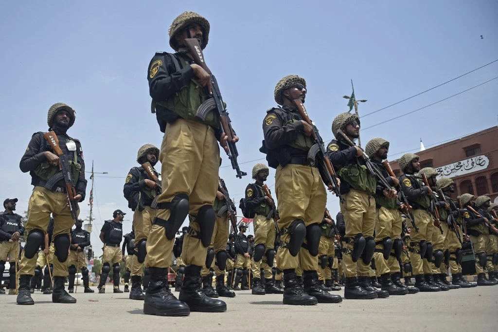 30,000 job applicants fill Pakistani stadium for chance to join police