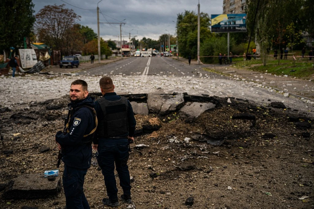 Missile explodes near journalists during live coverage in Ukraine
