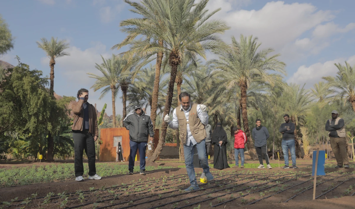 Badr Al-Mutairi, explains to visitors about the oasis's sustainable ecosystem during the eco-gardening experience. (AN Photo: Abdullah Jaber)