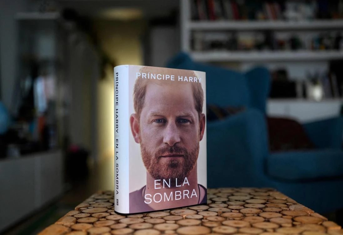 A copy of the “En la sombra” (In the shadow) Spanish version of Britain’s Prince Harry’s autobiography “Spare” is pictured at a reader’s home in Madrid on January 5, 2023, despite the publication date set at January 10 with stringent measures in place. (AFP)